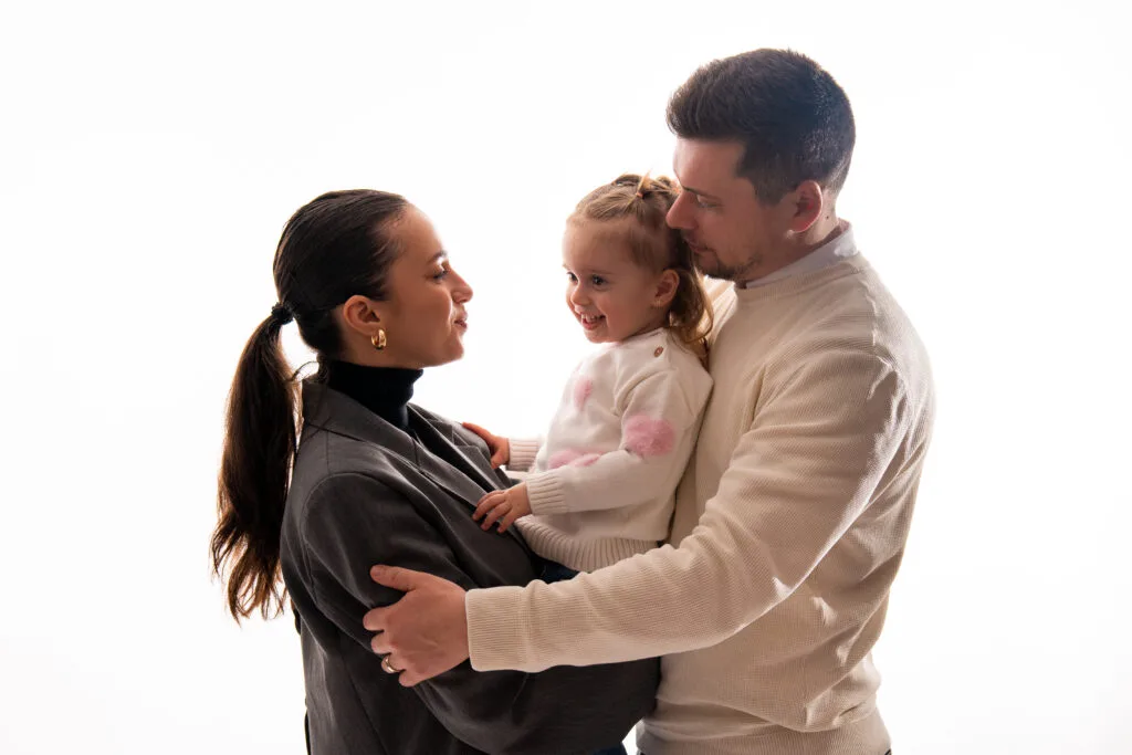 Familie fericită cu fetiță în studio, ședință foto profesională București