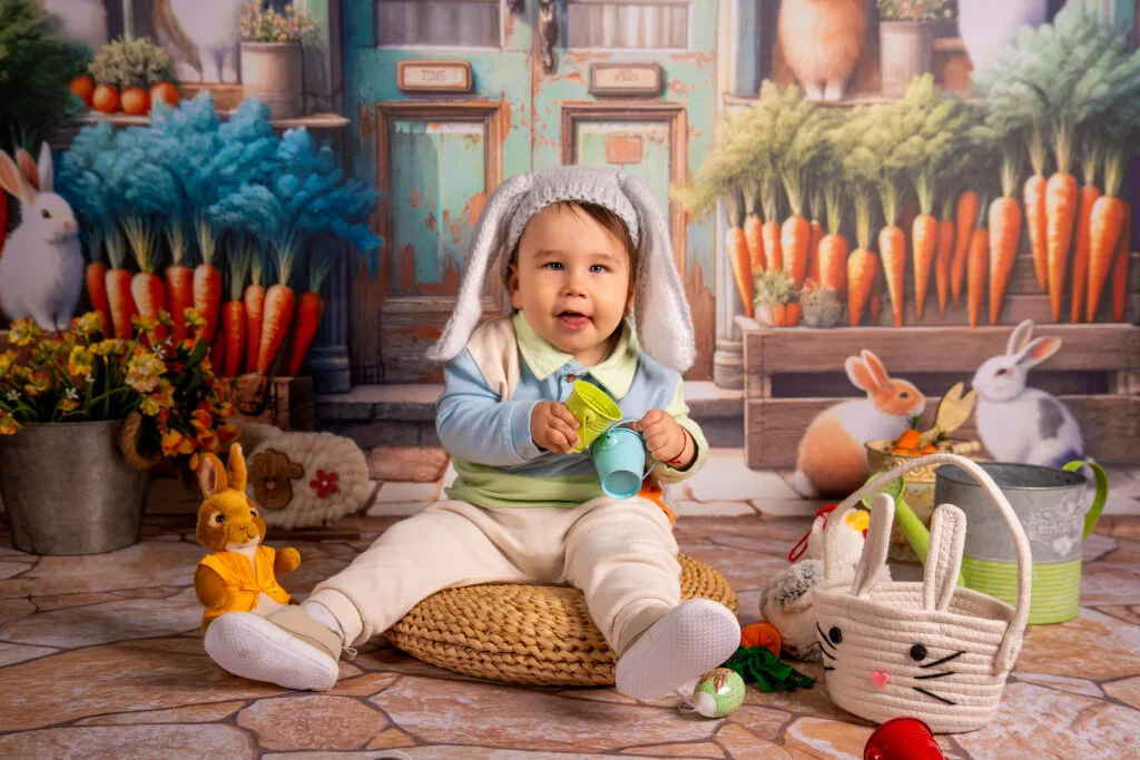Bebeluș costumat în iepuraș de Paște, ședință foto tematică studio București