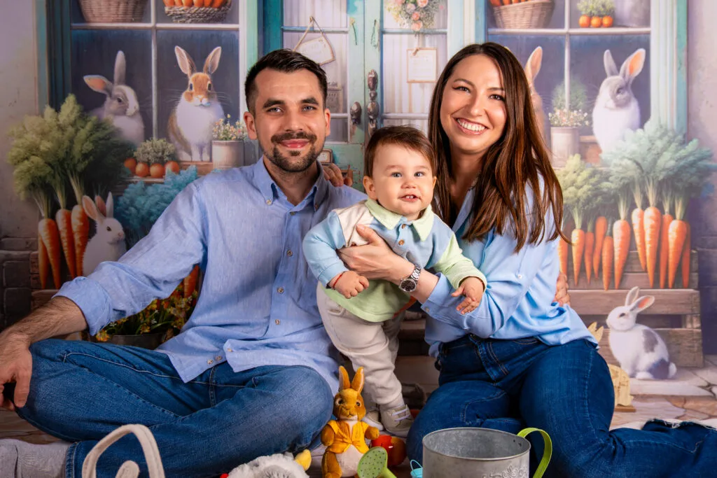Familie fericită cu bebeluș la ședință foto de Paște, studio București