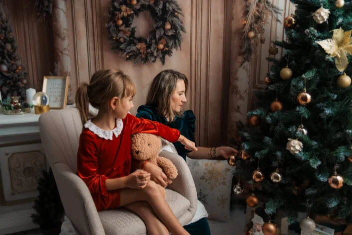 Ședință foto familie mama și fiică lângă bradul de Crăciun decorat elegant