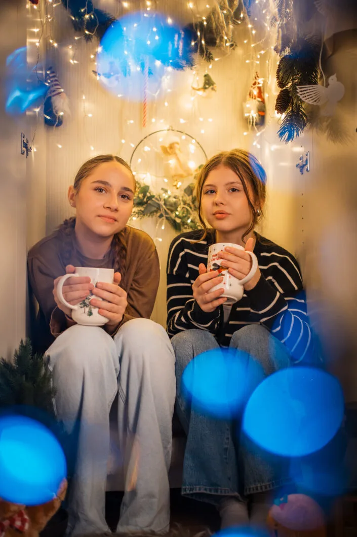 Două adolescente cu căni de Crăciun, ședință foto atmosferică cu lumini bokeh