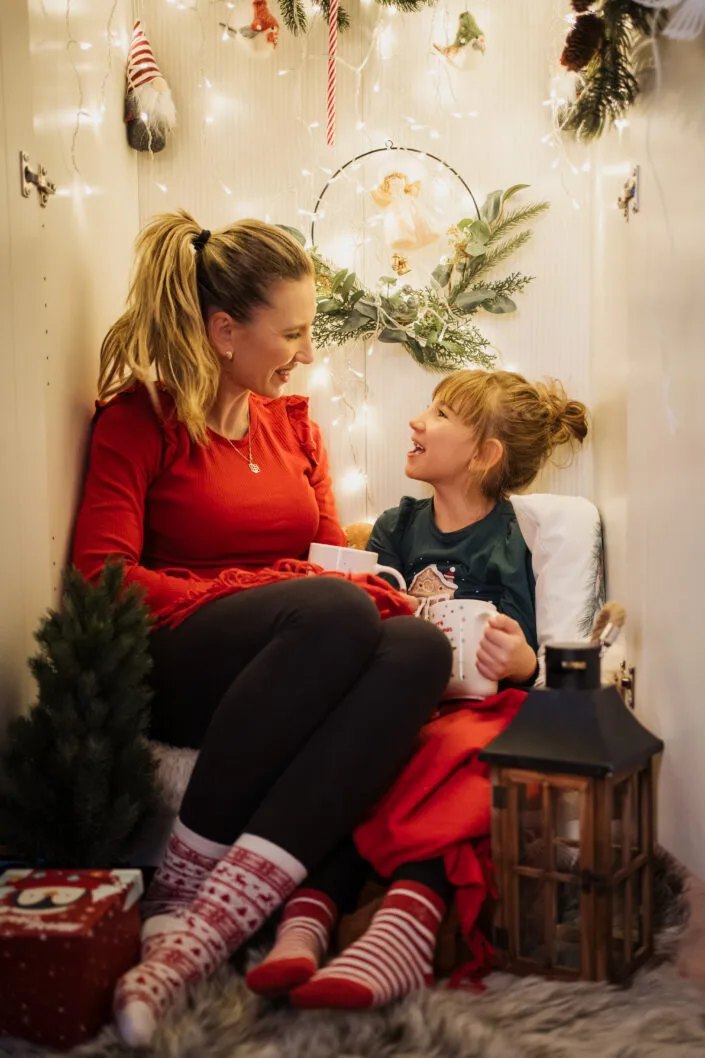 Ședință foto familie mama și fiică cu decoruri de Crăciun și lumini calde