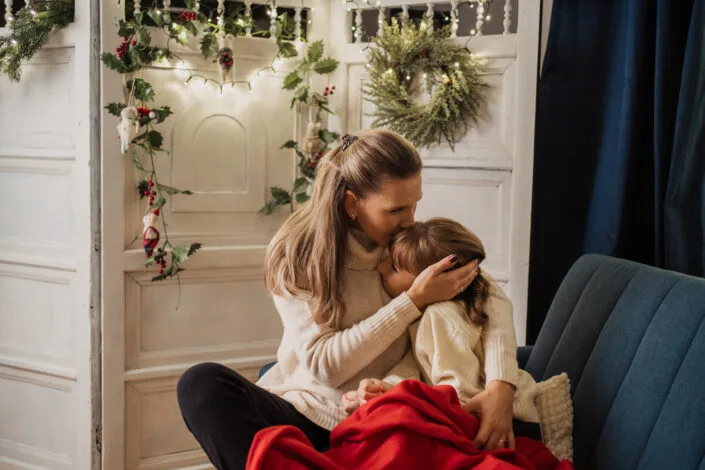 Ședință foto familie mama și copil decor crăciun interior cald București