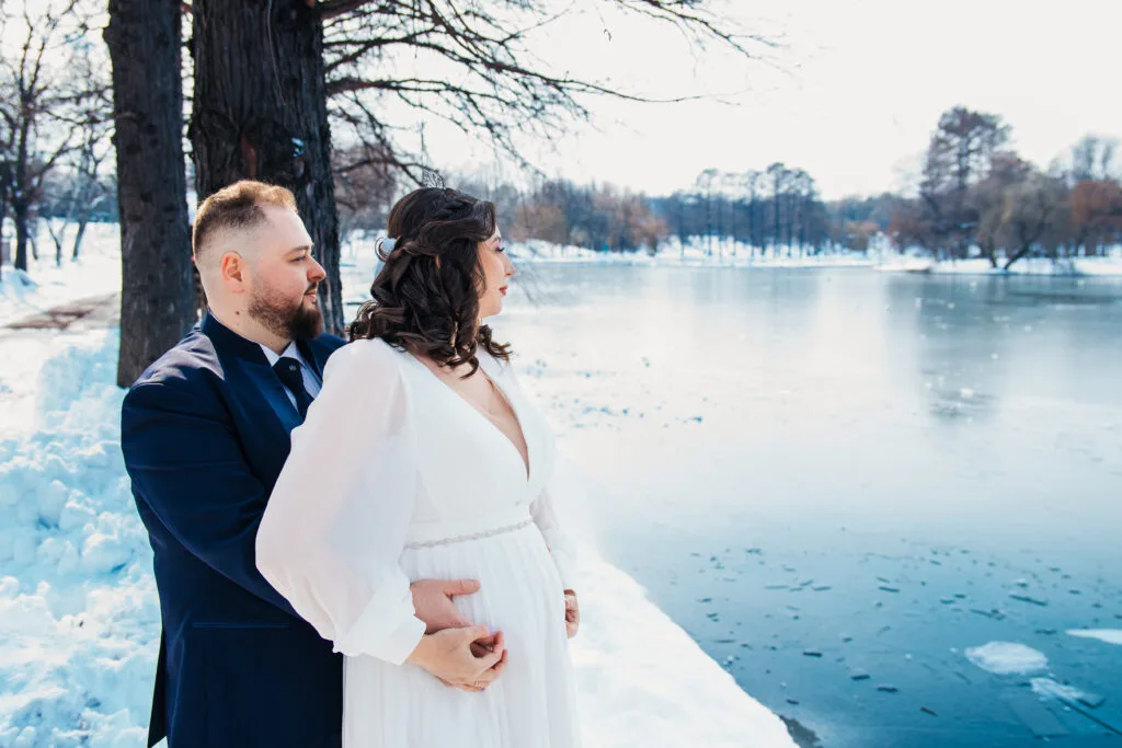 Miri în iarnă lângă lac înghețat, fotografie elegantă de nuntă București