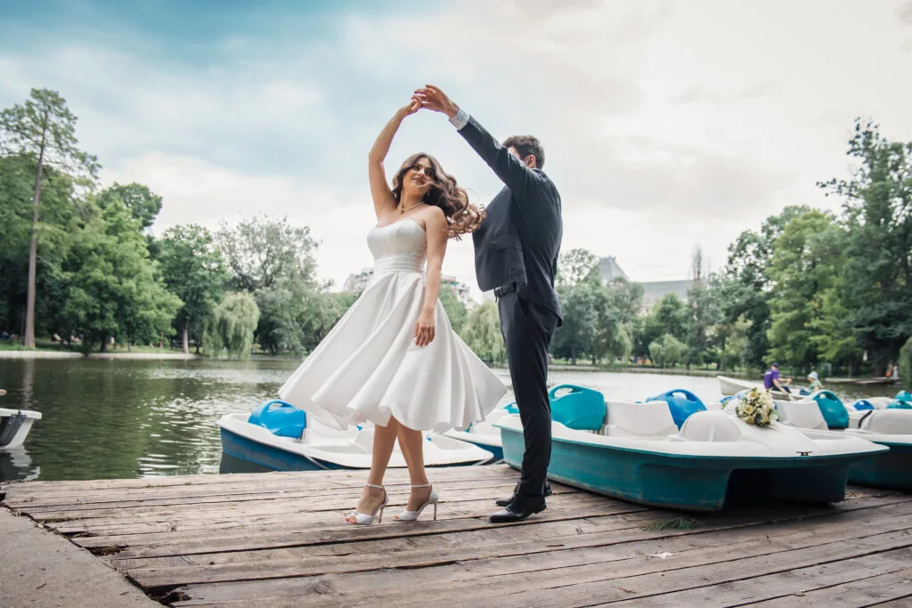 Miri dansând pe ponton lângă lac, fotografie elegantă de nuntă București