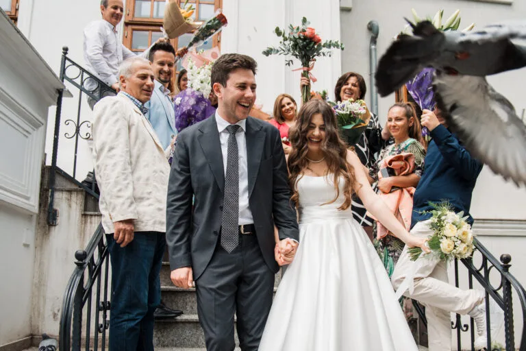 Miri fericiți coborând scările după ceremonie, fotografie de nuntă București