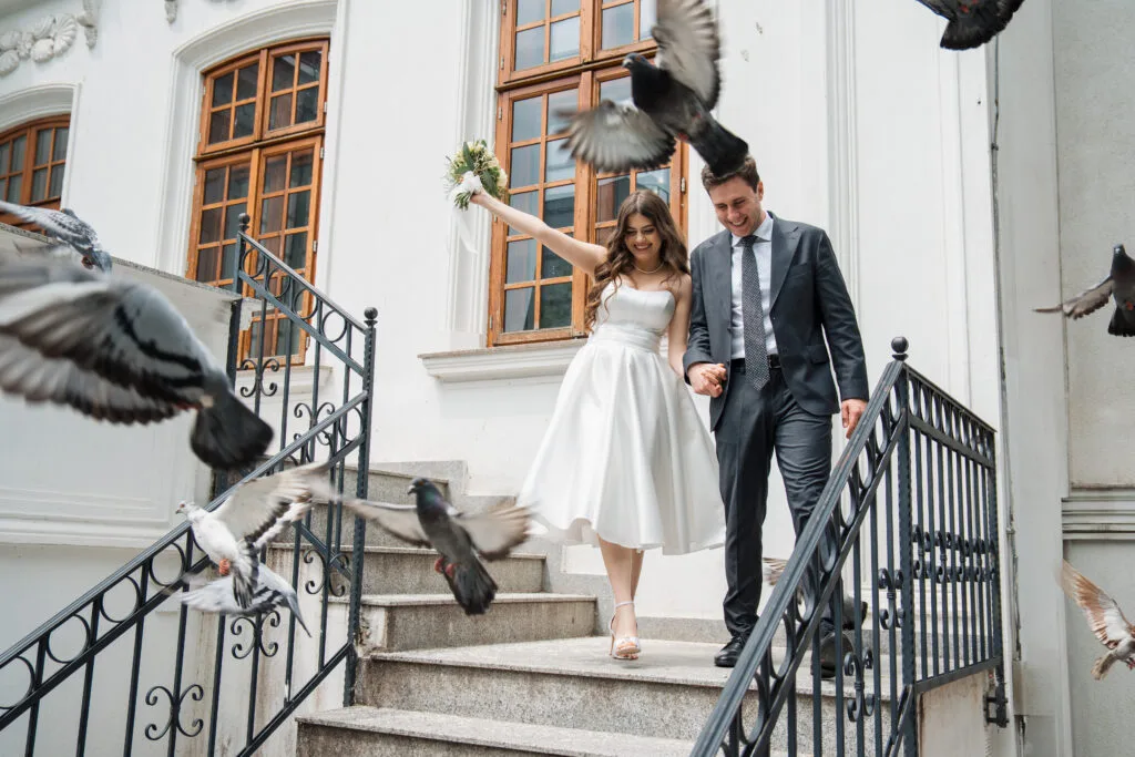 Miri coborând scări cu porumbei în zbor, fotografie de nuntă București