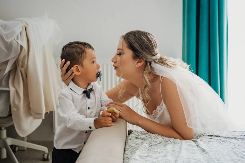 Mireasă și băiețel dressed elegant, moment emoționant înainte de nuntă București
