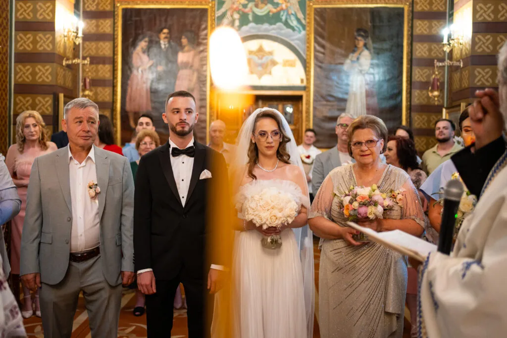 Miri și părinți la ceremonia religioasă în biserică, fotografie de nuntă București
