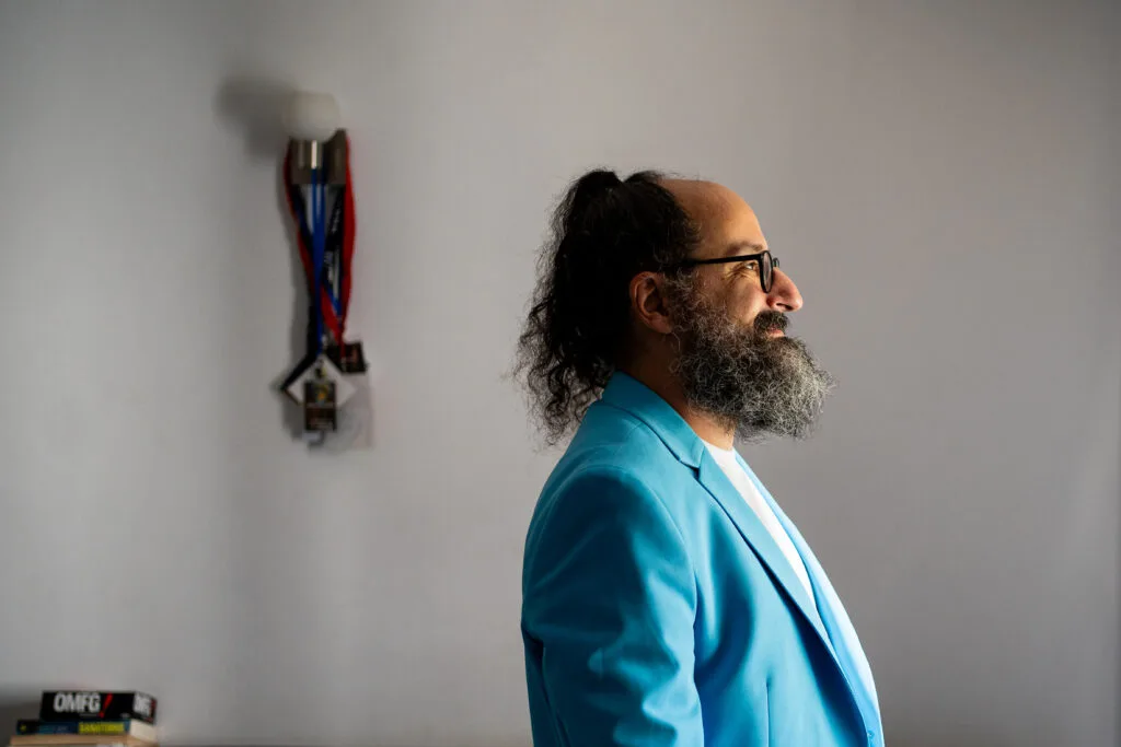 Bărbat cu barbă și sacou turcoaz, portret artistic în profil, studio București