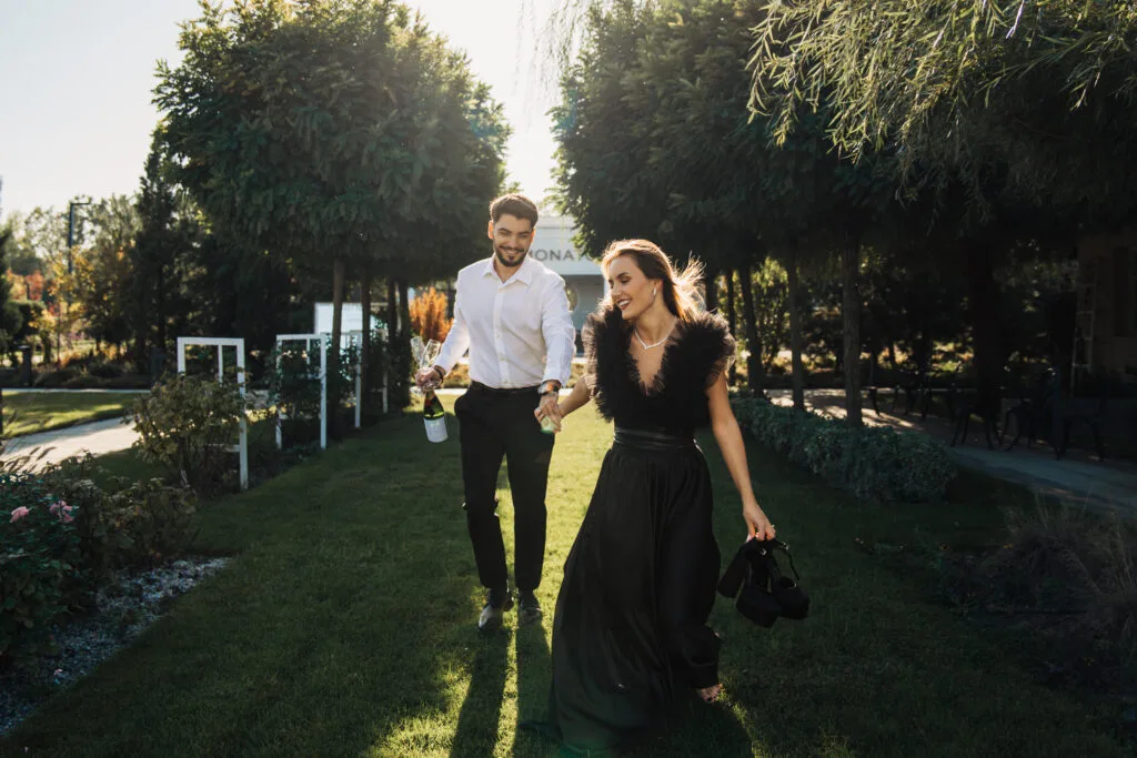 Cuplu elegant cu șampanie în parc, ședință foto romantică București